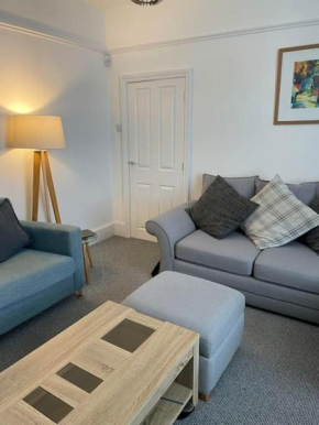 Stunning 4 Bedrooms Golden triangle with parking